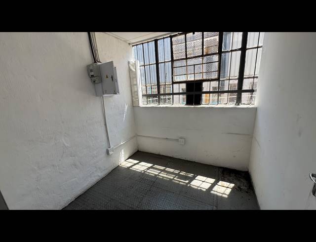 108M² WAREHOUSE TO LET IN WYNBERG